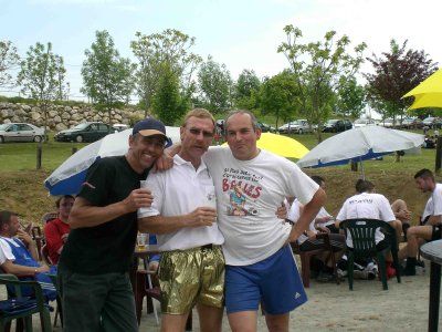 L'arbitre officiel entouré de deux grands athlètes du beach soccer!!!